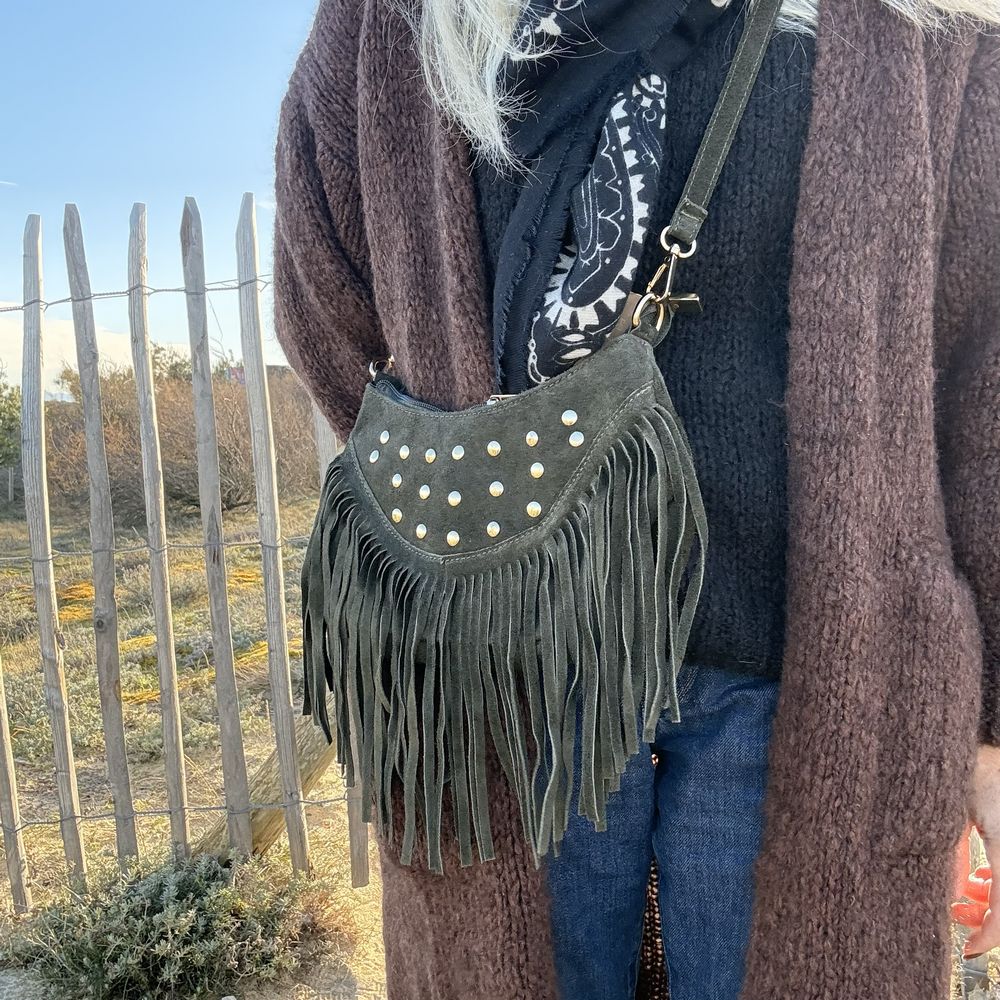 sac bandoulière en cuir kaki avec clou et frange