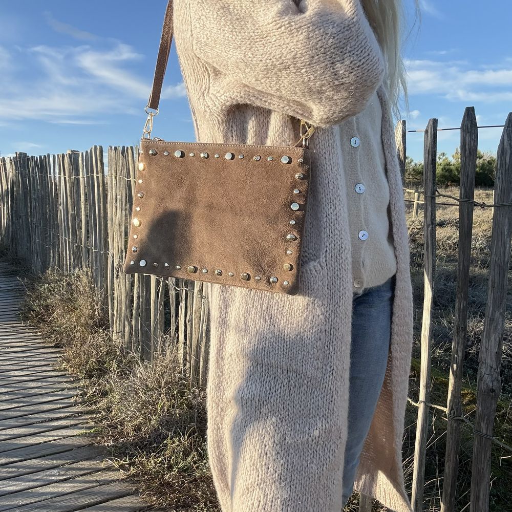 sac bandoulière en cuir et clou dore