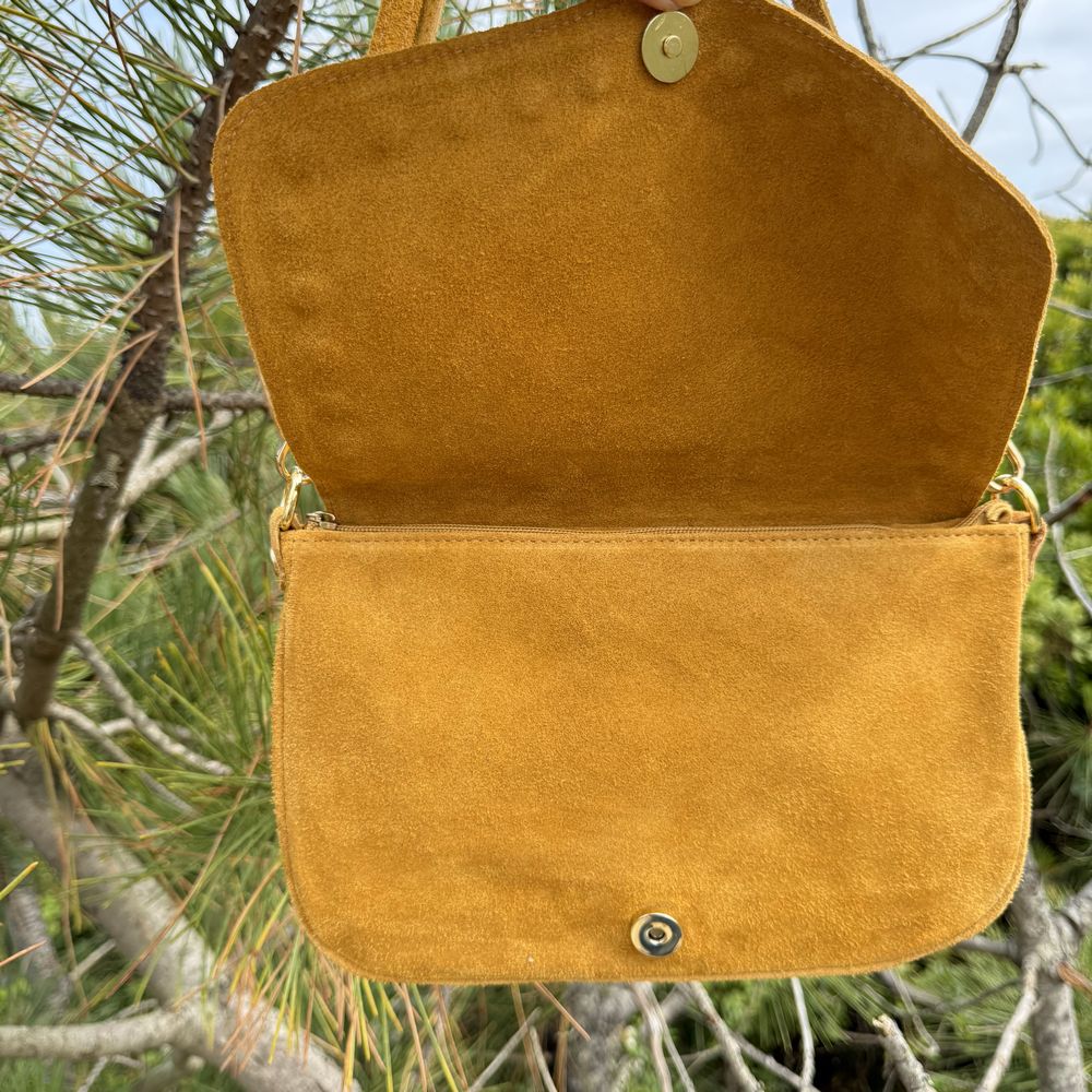 sac bandoulière en cuir a rabat avec clou dorés
