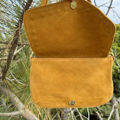 sac bandoulière en cuir a rabat avec clou dorés