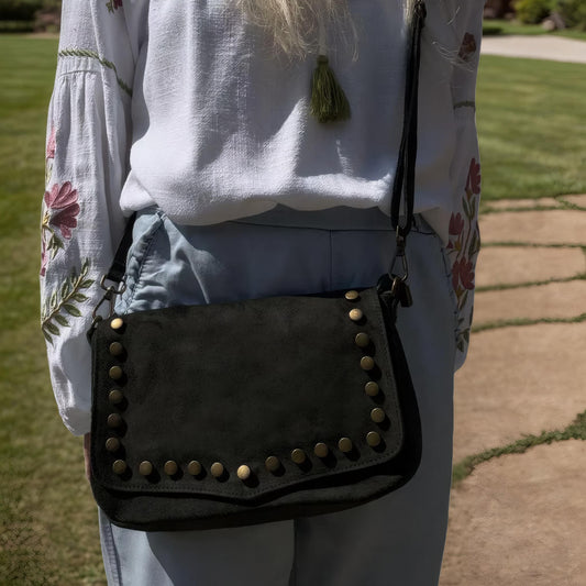 sac bandoulière en cuir a rabat clouté kaki