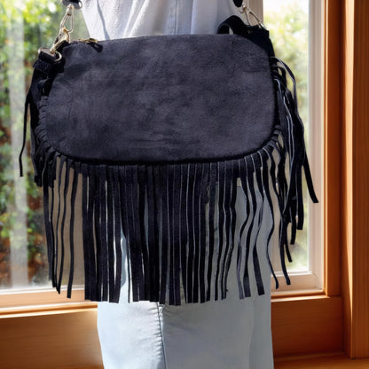 sac en cuir bleu à porter en bandoulière ou a l'épaule frange tout le tour du sac