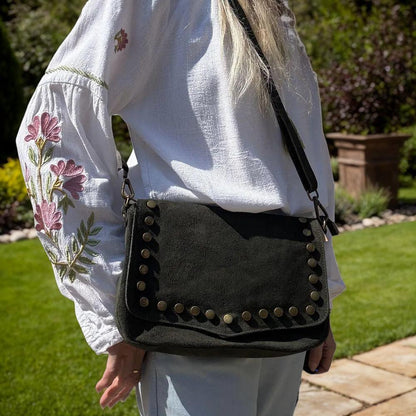 sac bandoulière rectangle en cuir noir a rabat et clous