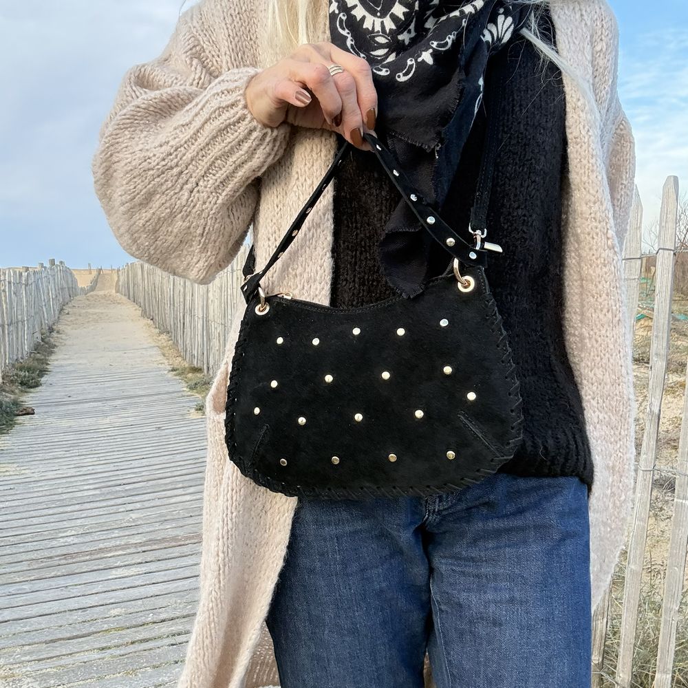sac bandoulière ou porte épaule en cuir noir et clou