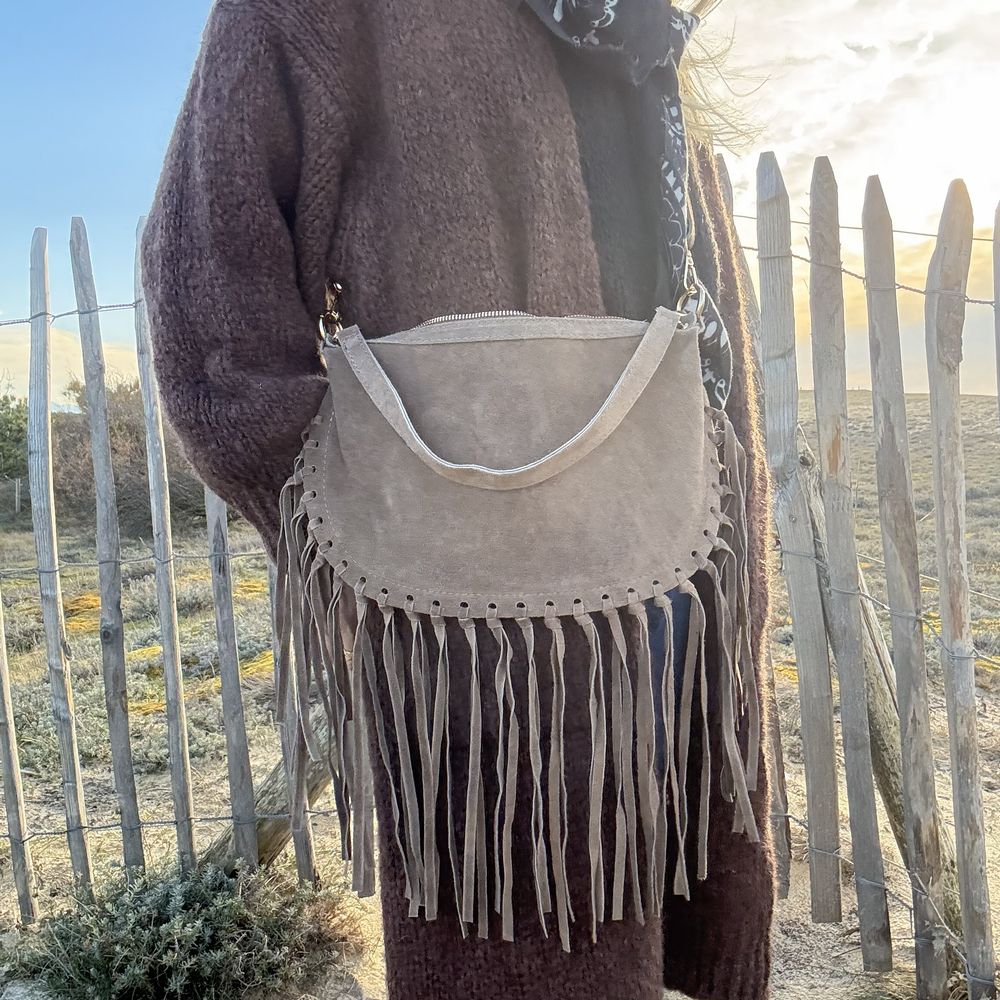 sac bandoulière bohème en cuir suède beige et frange