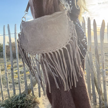 sac bandoulière ou porte épaule en cuir beige et frange bohème
