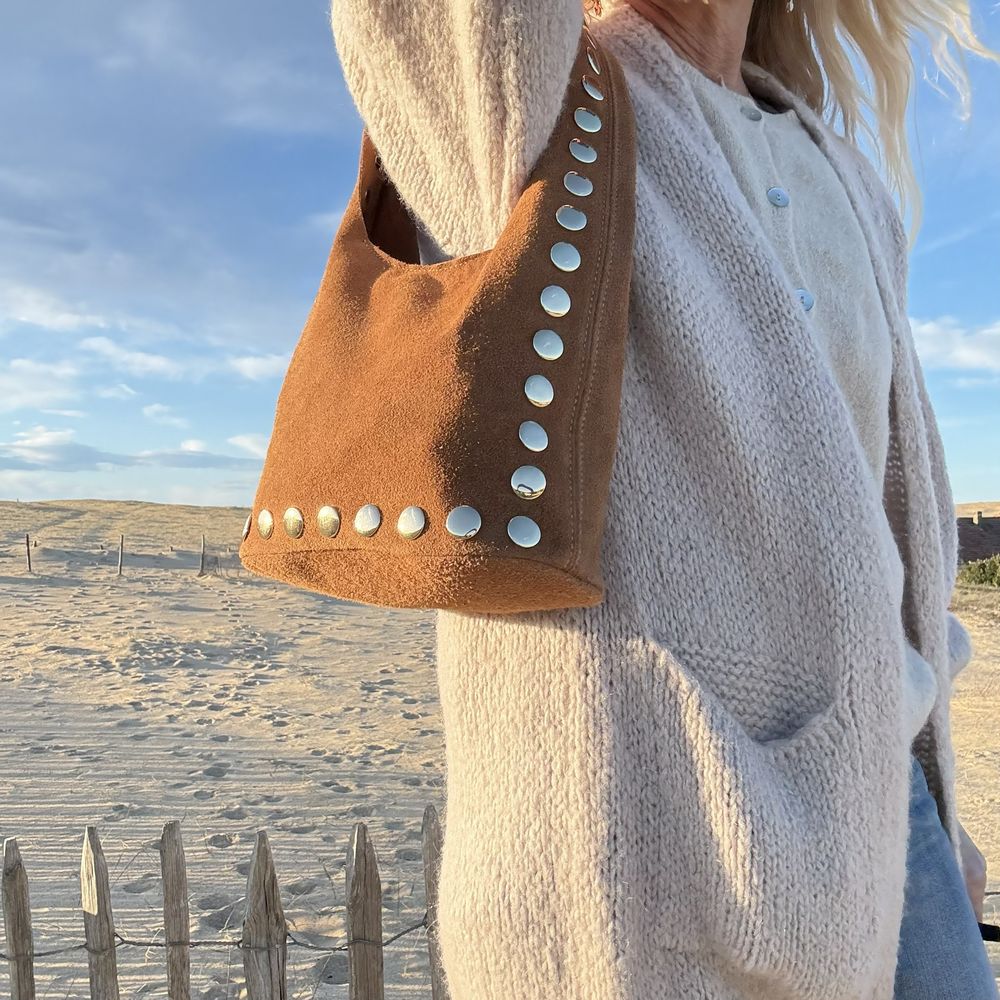 sac en cuir camel avec clou dore