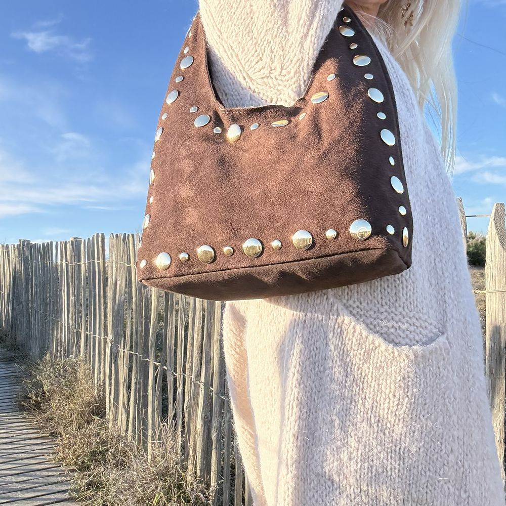 sac porte épaule en cuir taupe clou dore