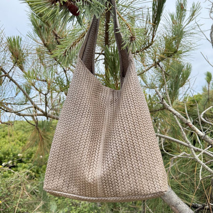 sac en cuir tressé taupe
