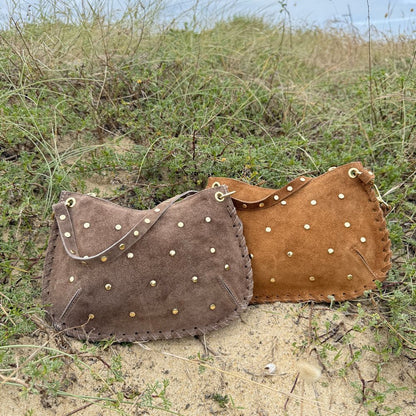 petit sac en cuir daim avec clous dorés et double sangle