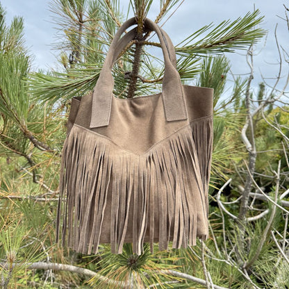sac fourre tout beige en cuir souple avec frange