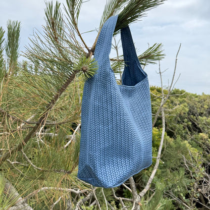 sac fourre tout en cuir façon tressé bleu