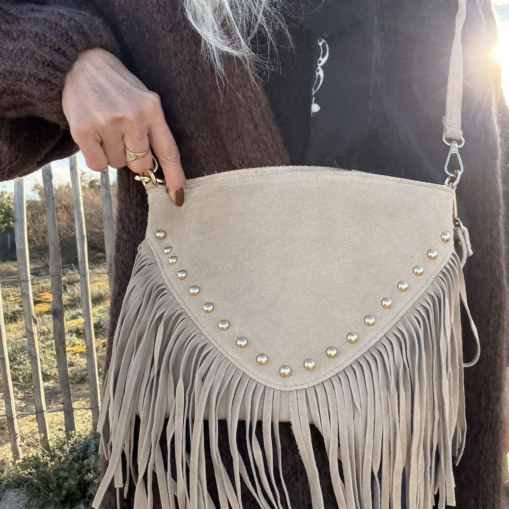 sac pochette bandoulière en cuir suède clou et frange bohème