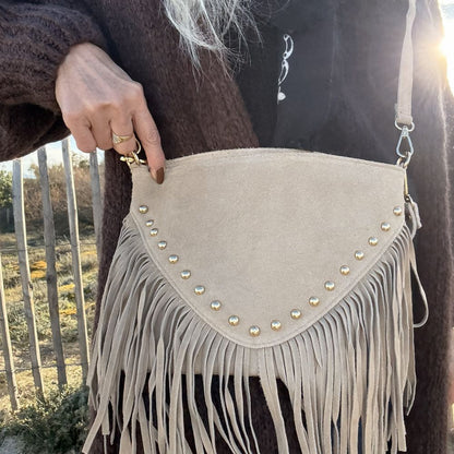 sac pochette bandoulière en cuir suède clou et frange bohème