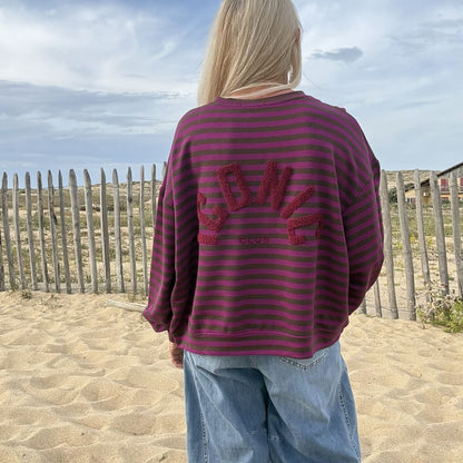 Broderie iconic rouge dans le dos du sweat