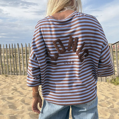 Broderie iconic dans le dos du sweat marinière, gros plan