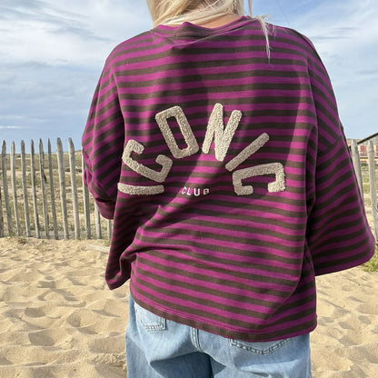 Broderie iconic taupe dans le dos du sweat marinière, gros plan