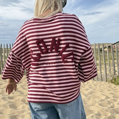 Broderie iconic rouge dans le dos du sweat marinière, gros plan