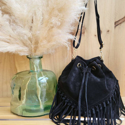 sac seau bohème en cuir noir a frange