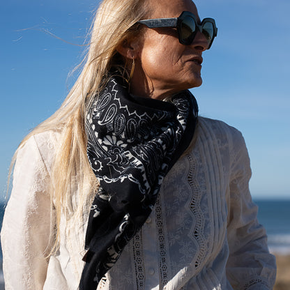 foulard carre XL motif cachemire noir