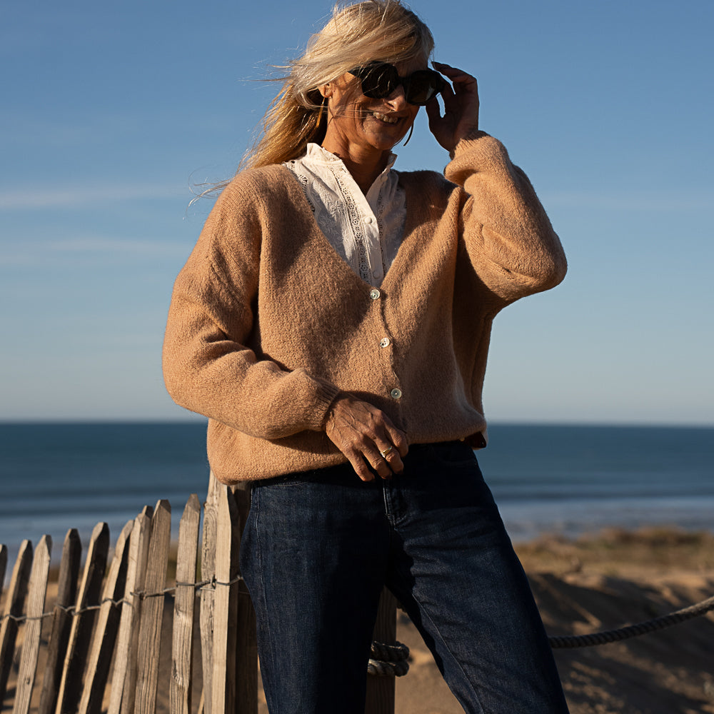 gilet en baby alpaga forme classique avec bouton nacre beige