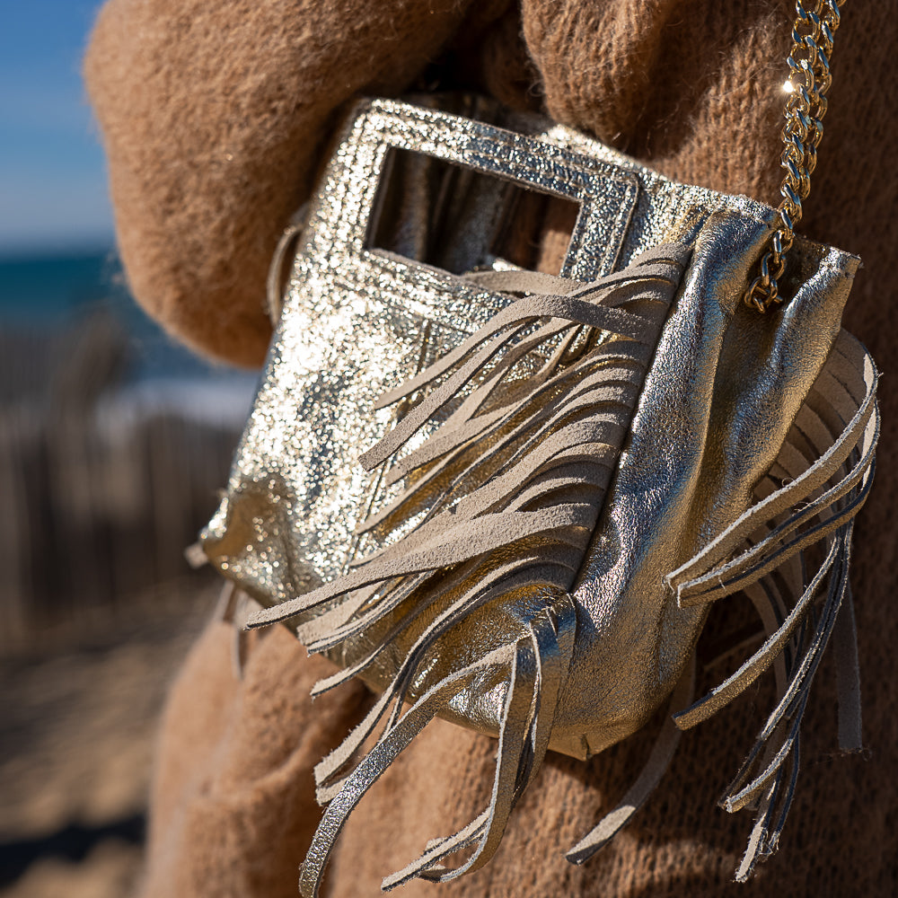 mini sac bandoulière chaine en cuir dore brillant