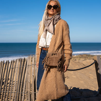 mini sac majelline en cuir taupe bandoulière chaine et frange