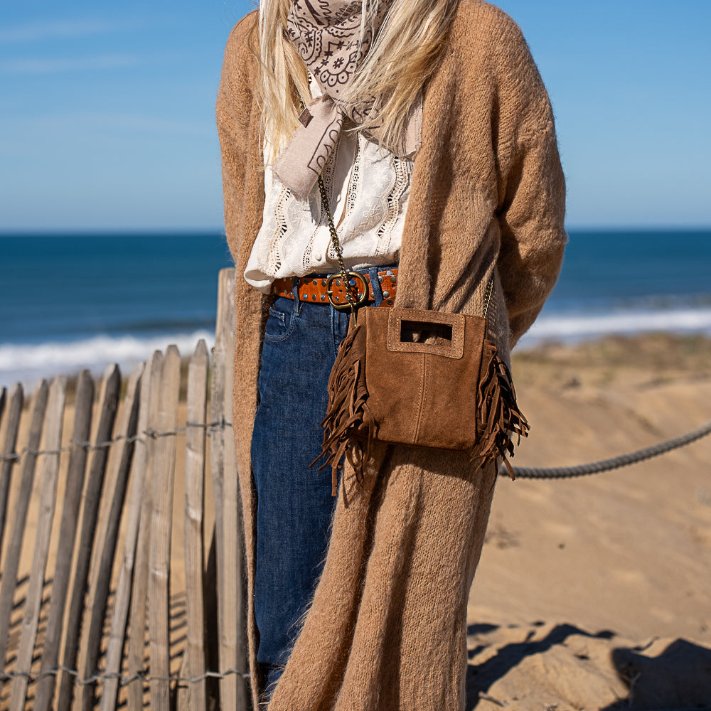 mini sac en cuir camel bandoulière chaine et frange majelline