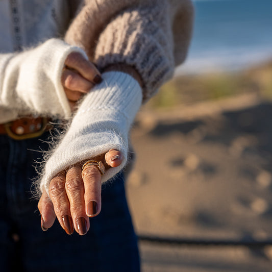 mitaine en laine blanche et liseré au poinet