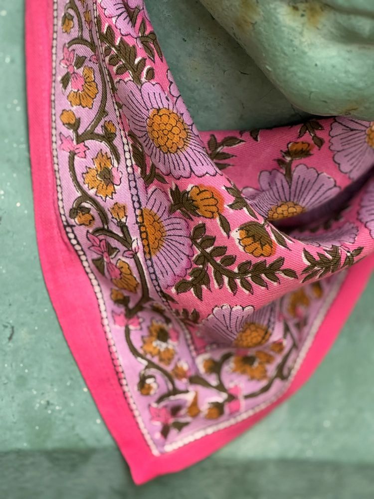petit foulard carré rose en coton doux et léger imprimé en inde artisanalement