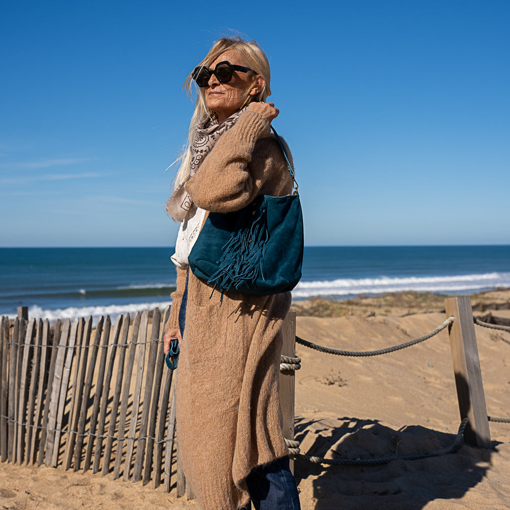 sac fourre tout en cuir bleu pétrole frange et clous hyper bohème