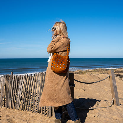 sac fourre tout en cuir suède camel avec clou doré